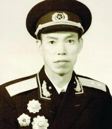 1973年，梁兴初将军被下放到太原一个化工厂劳动改造，一天他正在打扫卫生的时候，