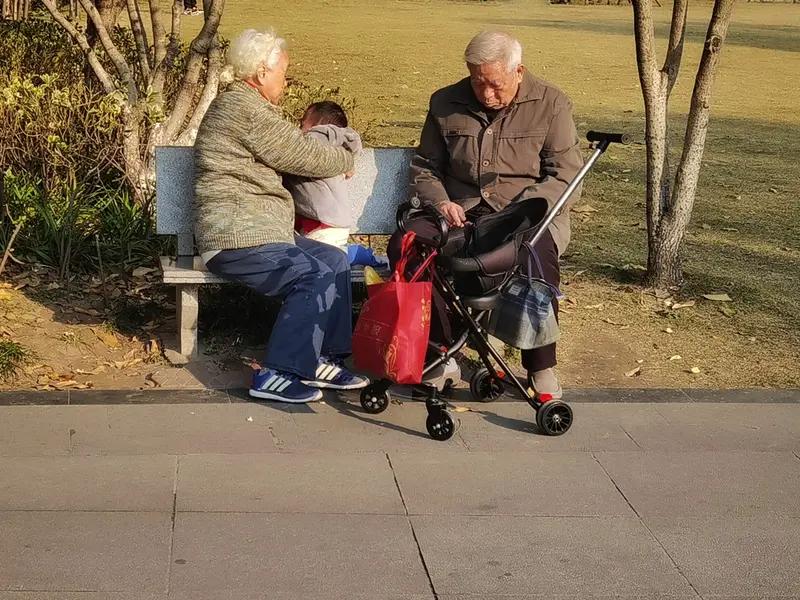 上海一位大爷谈及生育率下降的原因，我觉得挺有道理。以前，大家都拼命生孩子，农村人