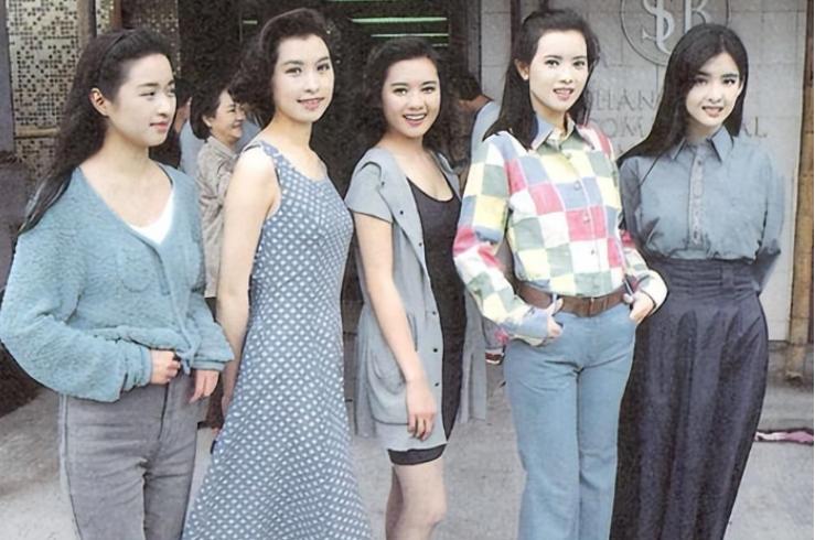 2018年，55岁的蓝洁瑛在家中去世，娱乐圈几乎无人关心，刘德华要出席葬礼，她姐