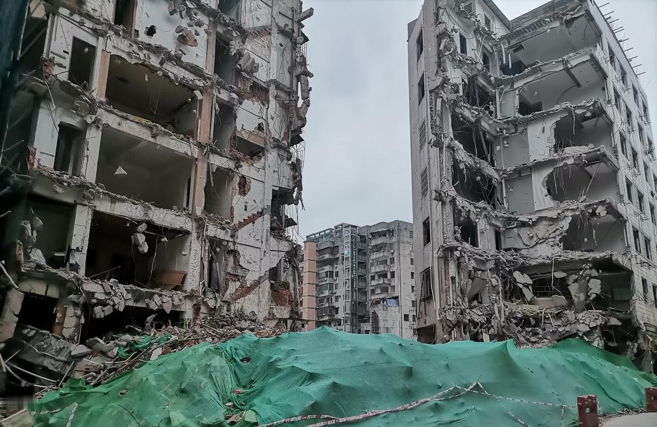 三元里抗英大街现状目前抗英大街两侧基本看不到完整的建筑，堆积如山的建筑废料用绿