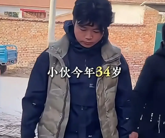 媒人给小伙介绍了一个对象，带小伙来女人家里相亲，两人坐下来聊天，小伙说媒人说你长