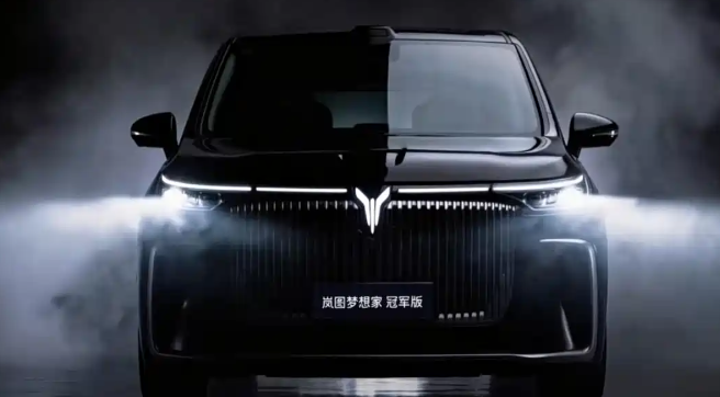 满血华为智驾还有百万级底盘智能四驱，这款MPV只需30.99万在去年12月，中