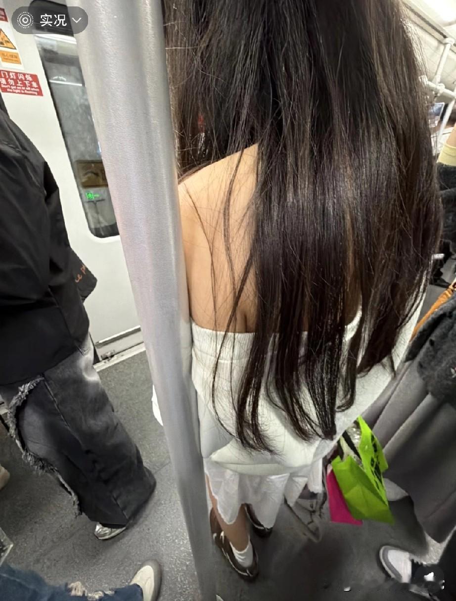 我觉得人应该有点公德心，这么靠别人怎么抓坐地铁遇到过这种窒息操作吗？杆子是