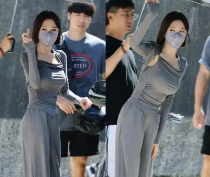 46岁秦岚路人照曝光，网友惊呆：这身材是人能做到的？