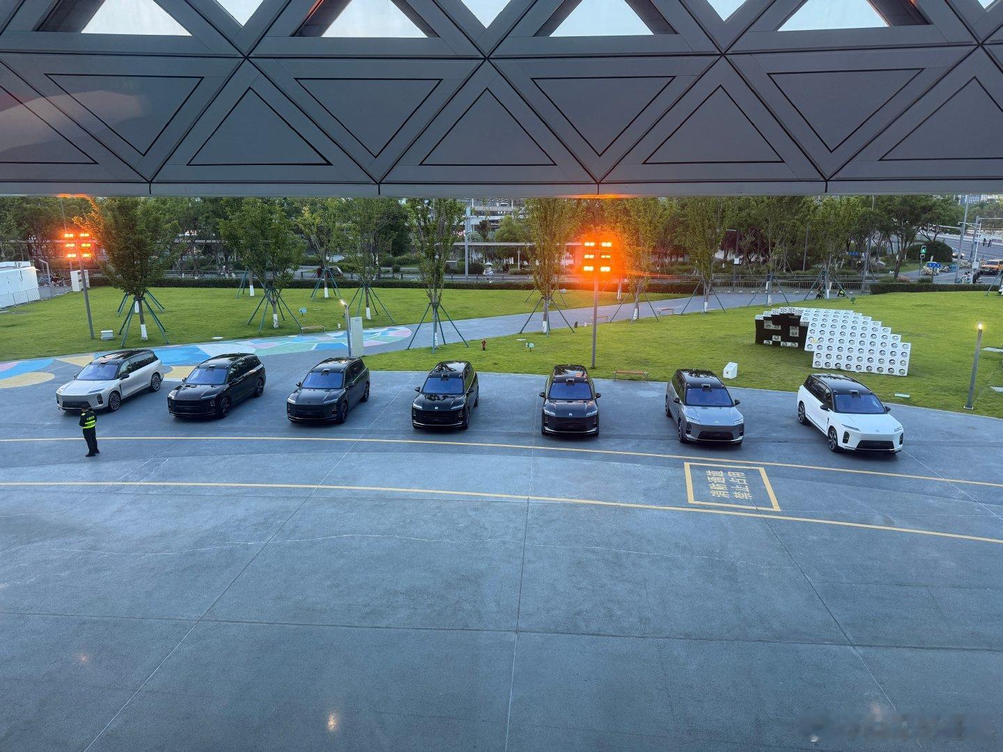 多数大型SUV硬塞鸡肋第三排，牺牲二排舒适与储物空间，全新蔚来ES8五...