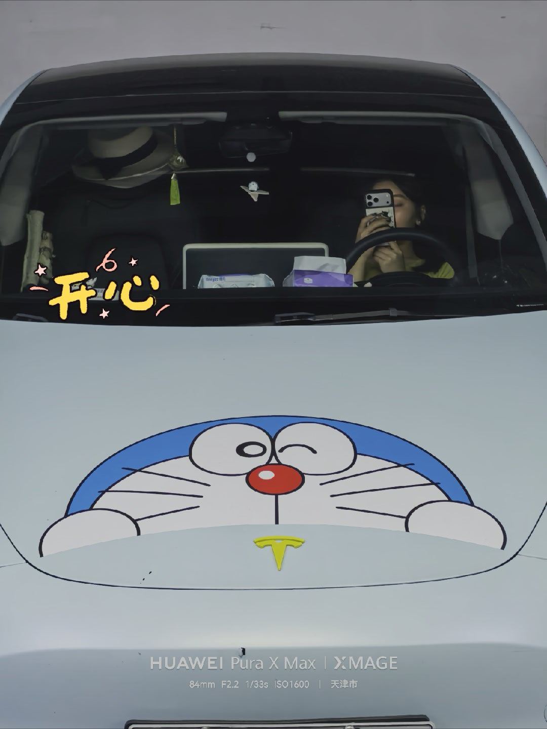 这个小姐姐的特斯拉好萌啊，我也是拍完照才发现里面有个小姐姐日常碎片plog特斯拉