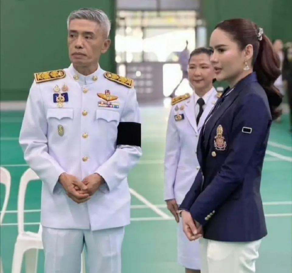 泰王宠妃欧拉弄又高调营业了！穿蓝上衣配白裤子扎马尾，干练又精神，可最吸睛的是那对