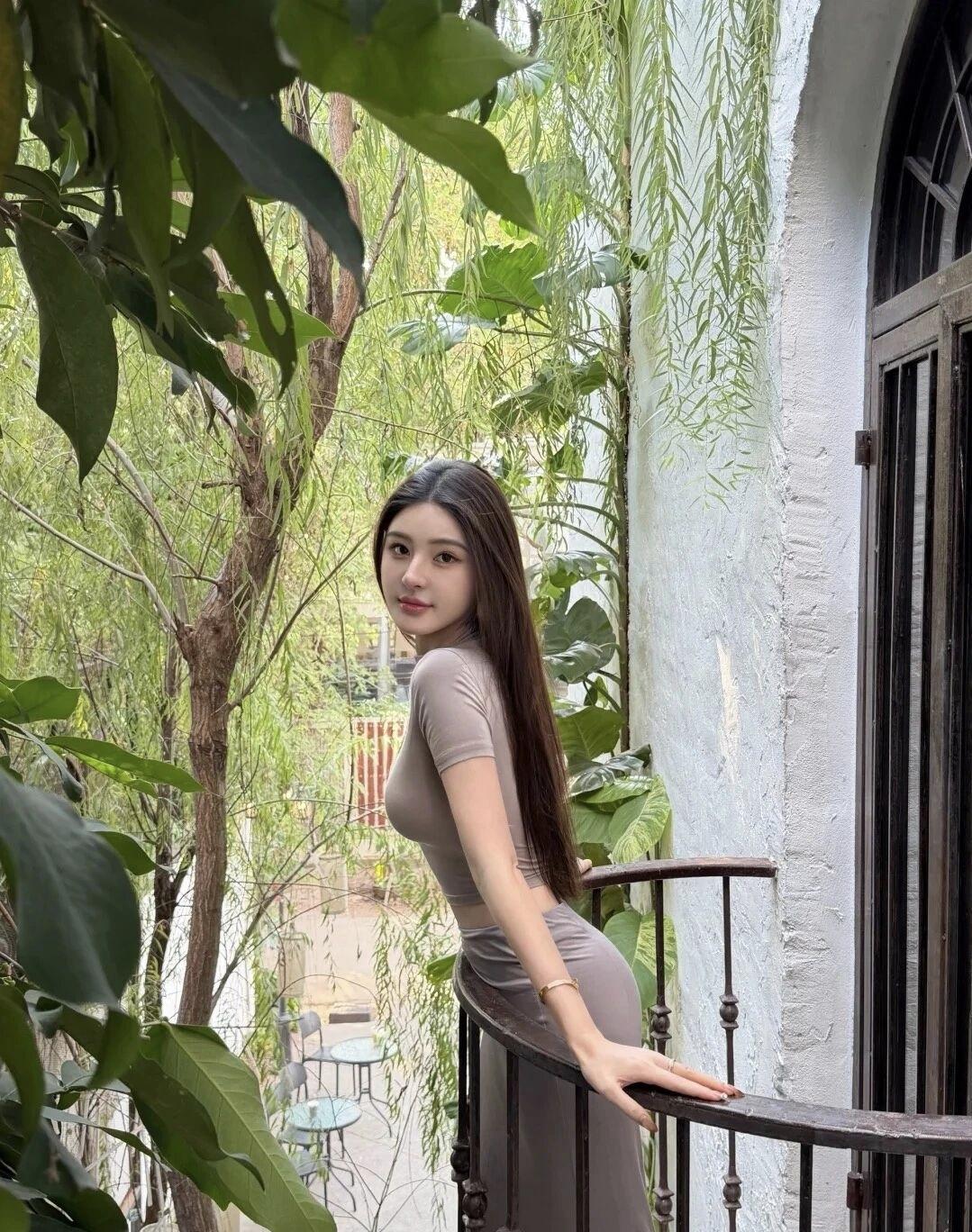 藏在绿意里的午后，风掠过枝叶，也拂过温柔的日常