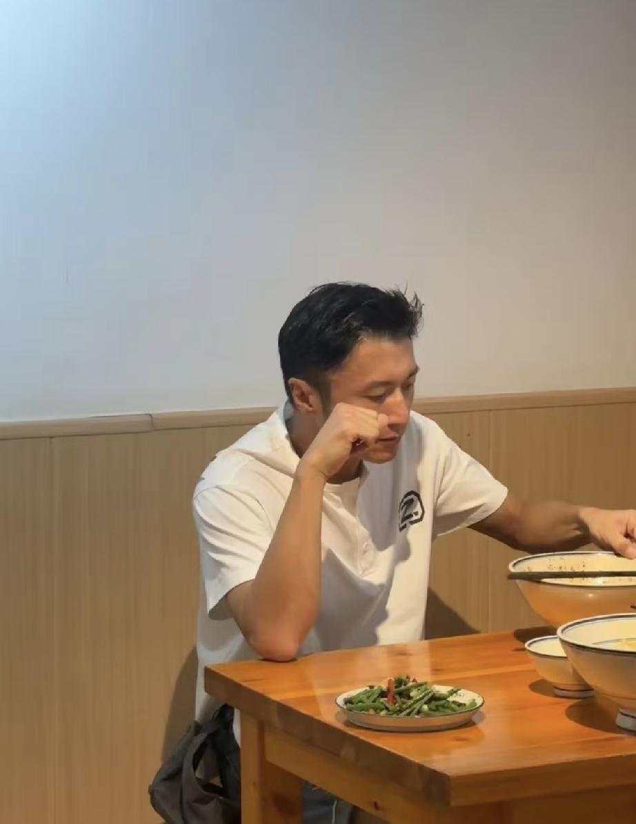 6月26日，谢霆锋与表哥在西安曲江的一家小店吃油泼面，没有带王菲，谢霆锋握筷子的