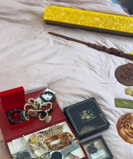 你的父母，正在被骗子温水煮青蛙式的一步一步从你的身边夺走！​“妈，这手串是酸