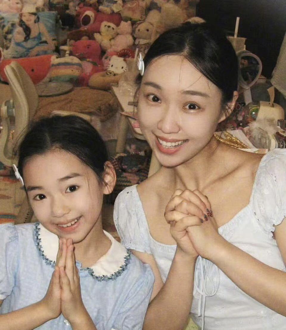 管乐和董璇女儿合影，我的天啊，管乐比妈妈董璇还要像妈妈！感觉两人一个模子刻出来的
