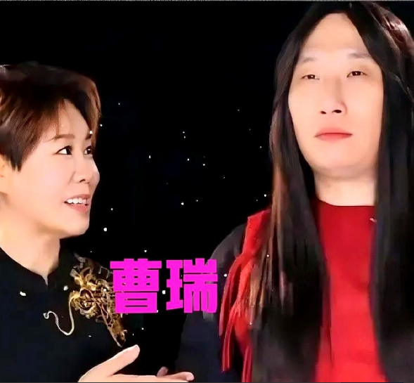 在小沈阳的演唱会上发生了让人喷饭的一幕[捂脸哭]，沈春阳满怀深情地对着男扮女装的曹