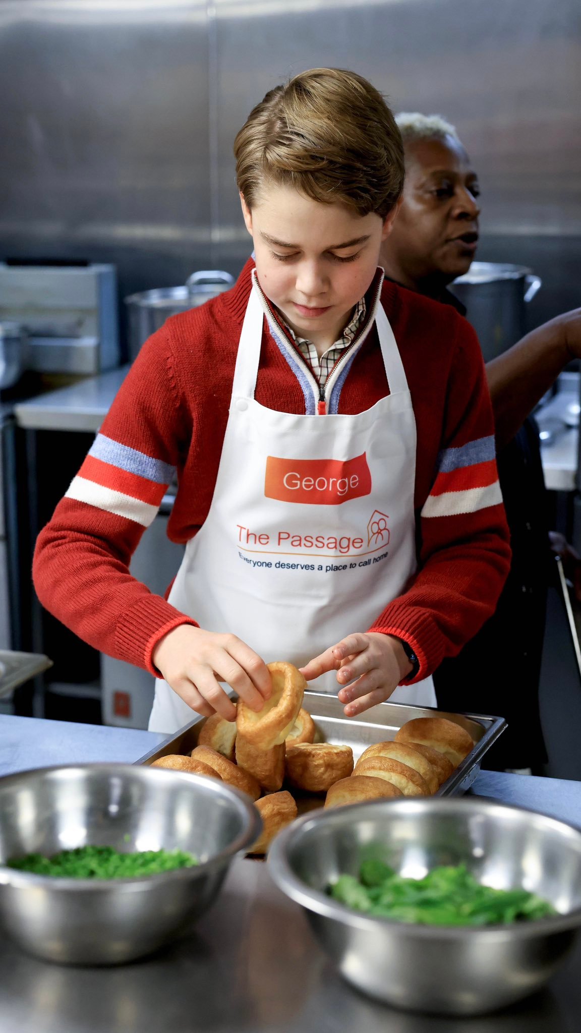 肯辛顿宫终于Po出视频+图片了~近日英媒有不少报道，说威廉带着乔治去了TheP