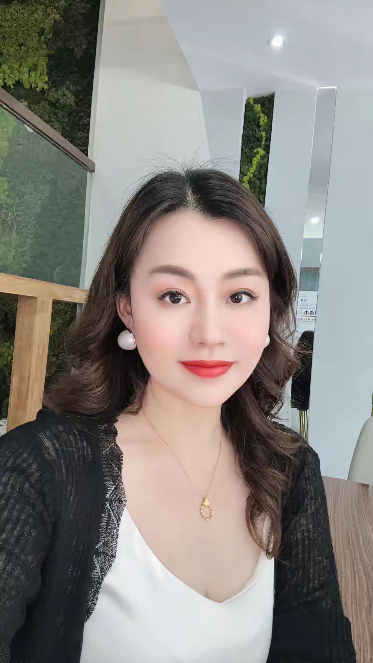 父母没教的人情世故1、不是你请客的饭局:就不要随便给人端茶倒水，你只需要优雅坐