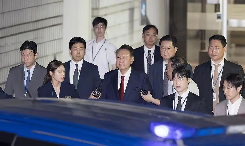 韩国原总统尹锡悦将会遭到彻底地清算，特检组最终实施时他逮捕之后，最终对他家进行相