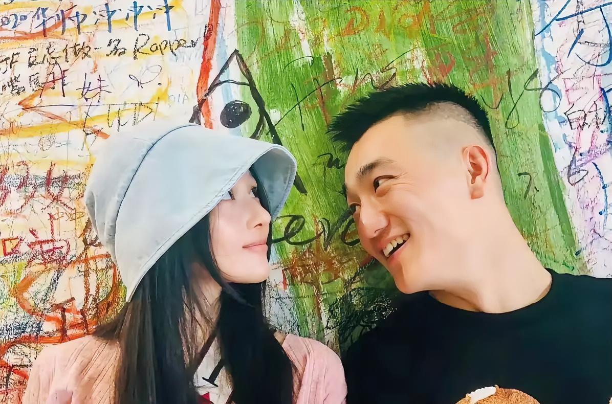张馨予藏不住了！何捷双花篮戳破“低调夫妻”真相，军人的浪漫太顶了一直以为张