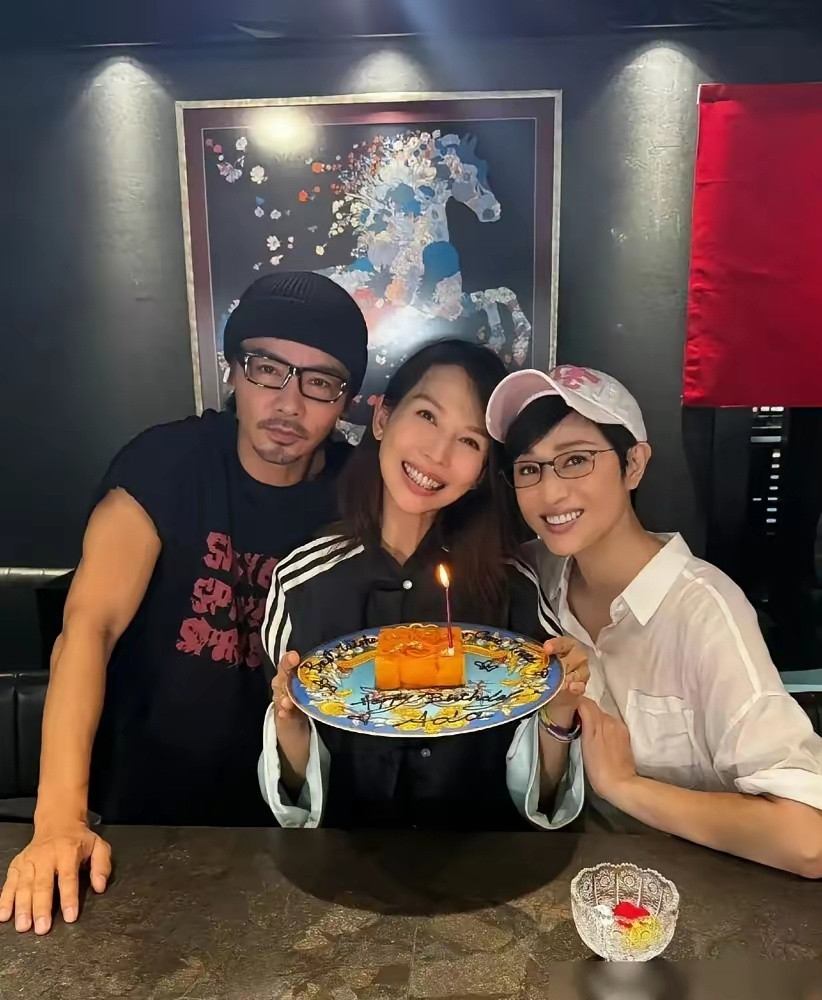 蔡少芬过生日，张晋、陈法蓉都在场，结果就端上来一个巴掌大的小蛋糕。网友刚想吐槽太抠，一看桌上人，全闭