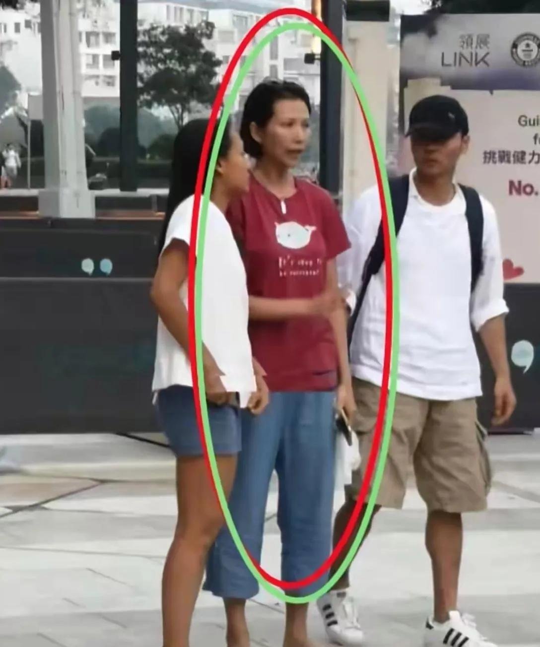 路人视角的蔡少芬发型老气，衣着朴素，发际线后移，这样的妆扮看上去是接地气，但略显