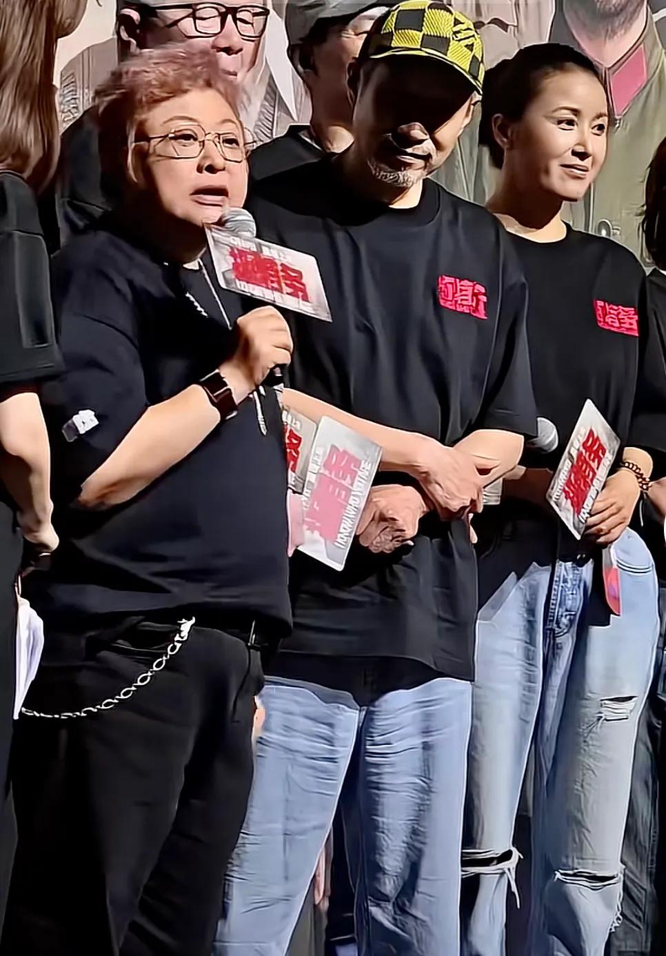 “走个面，咱就有了”……看看韩红说话的表情都叫人不舒服、这语气、这肢体看着听着