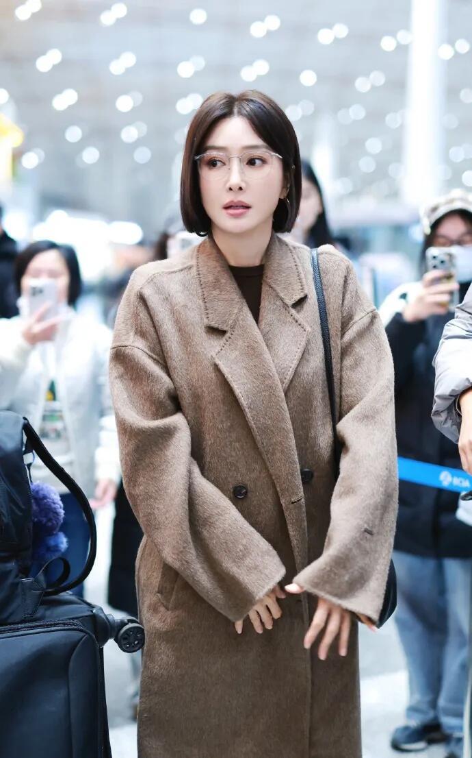 46岁秦岚现身北京机场”的路透图