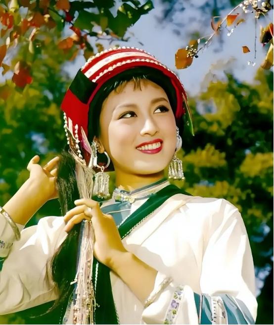 2000年7月21日，最美“阿诗玛”杨丽坤在藤椅上静静离世，丈夫唐凤楼倾尽一生守