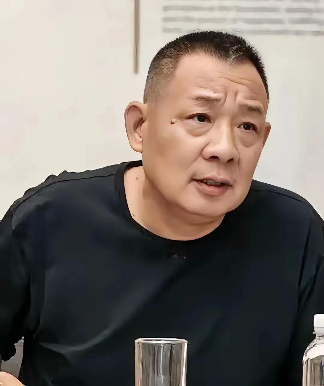胖东来这个“四年合同”，我越琢磨，越觉得这事挺反常。正常企业招到一个好员工，恨