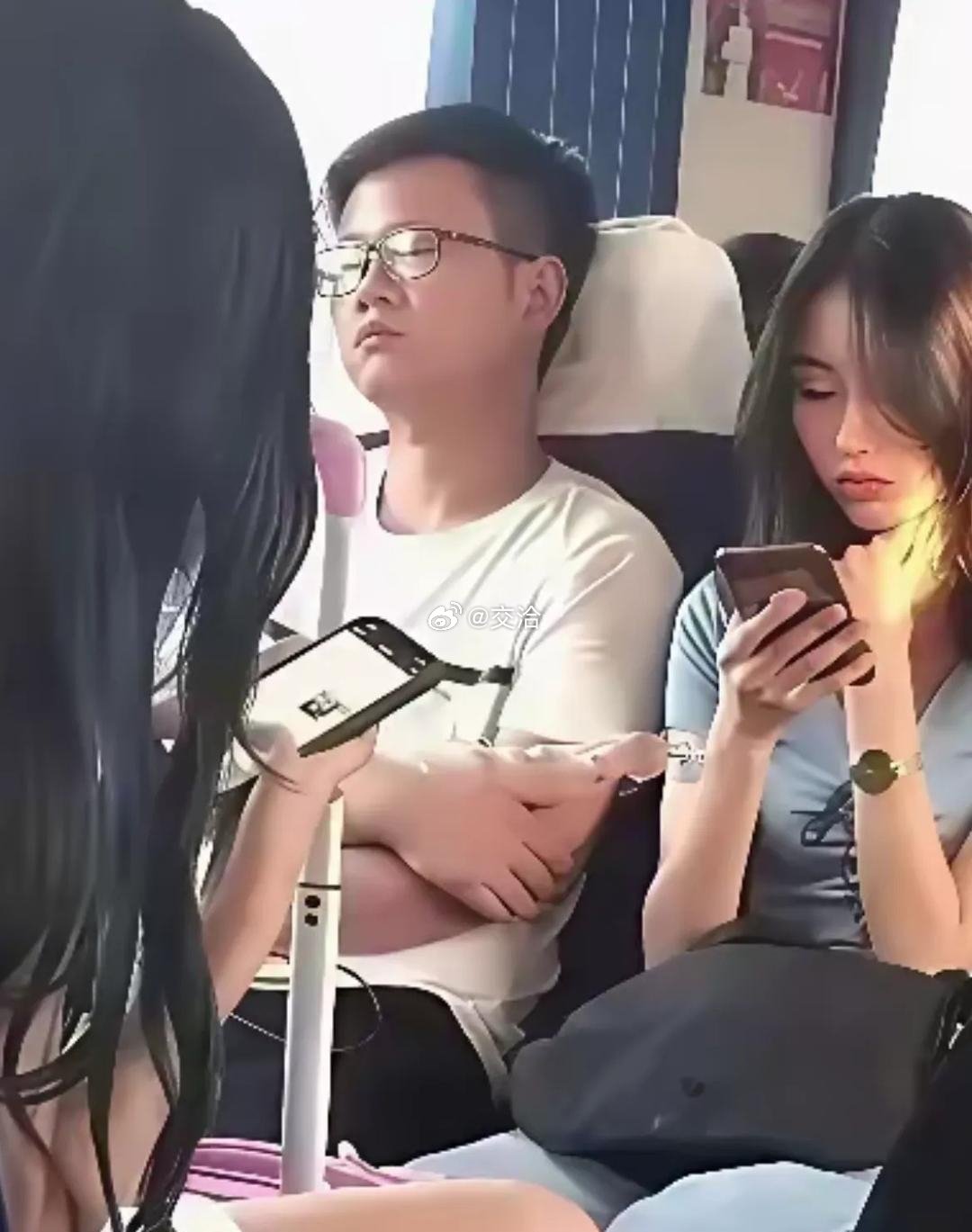 这兄弟心真大，这都能睡得着？