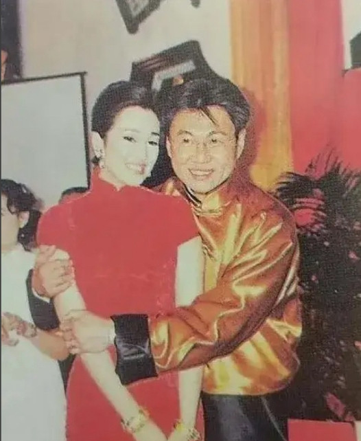 1996年2月，巩俐嫁给了香港商人黄和祥，婚礼上36岁的黄和祥满面春风，紧搂自己