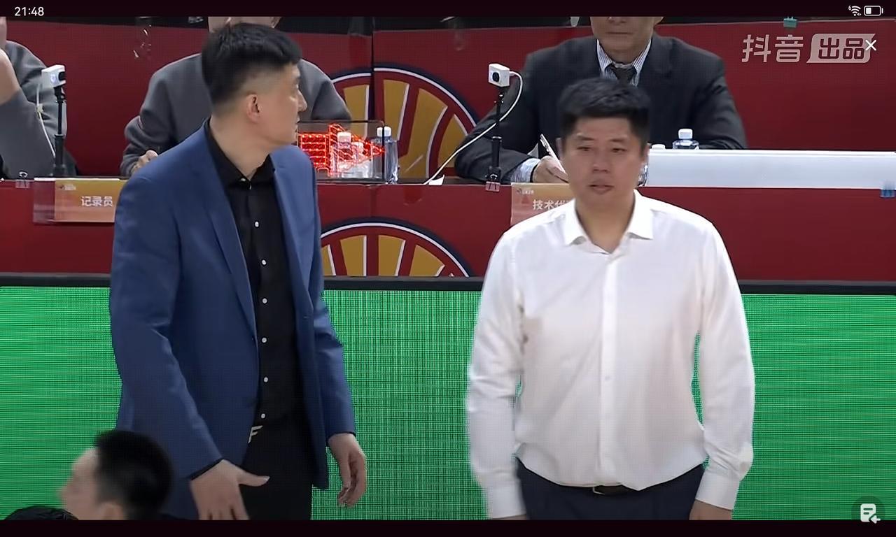 杜锋握手不看潘江，“闹他”球队主场输球，这复仇真的很痛快广东队看似末节岌岌可