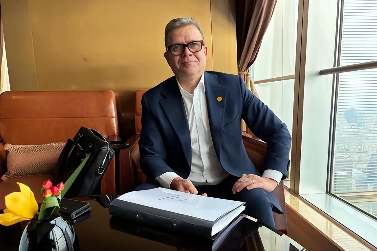 西方开始远离特朗普！继加拿大总理卡尼访华并发表了讨美檄文，号召中等强国联合起来