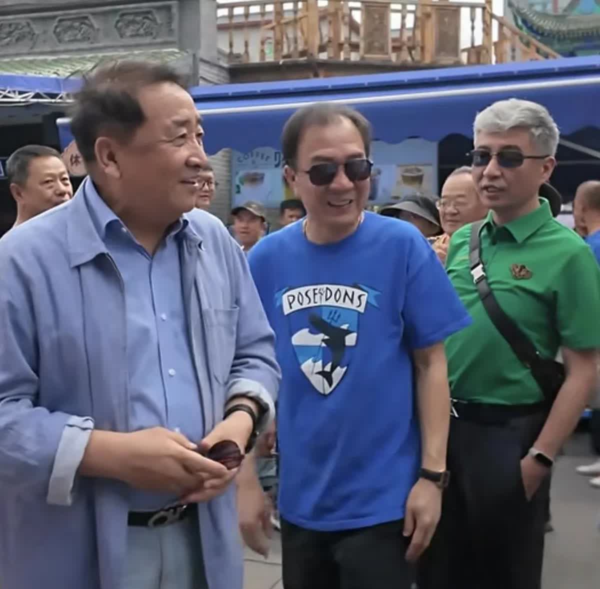 原来他们仨是最要好的哥们，相声界的老姜昆带着两个小弟戴志诚和周炜，到新疆的昌吉小