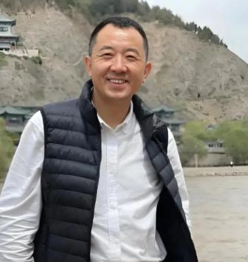 2015年8月，巴东县原县长刘冰被押上警车那天，陈行甲站在县政府门口，刘冰突然回