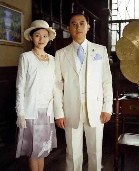 大S和黄磊当年颜值好高啊，这部戏叫夜半歌声。大S演的是正室，黄磊的老婆孙莉演的是第三者​