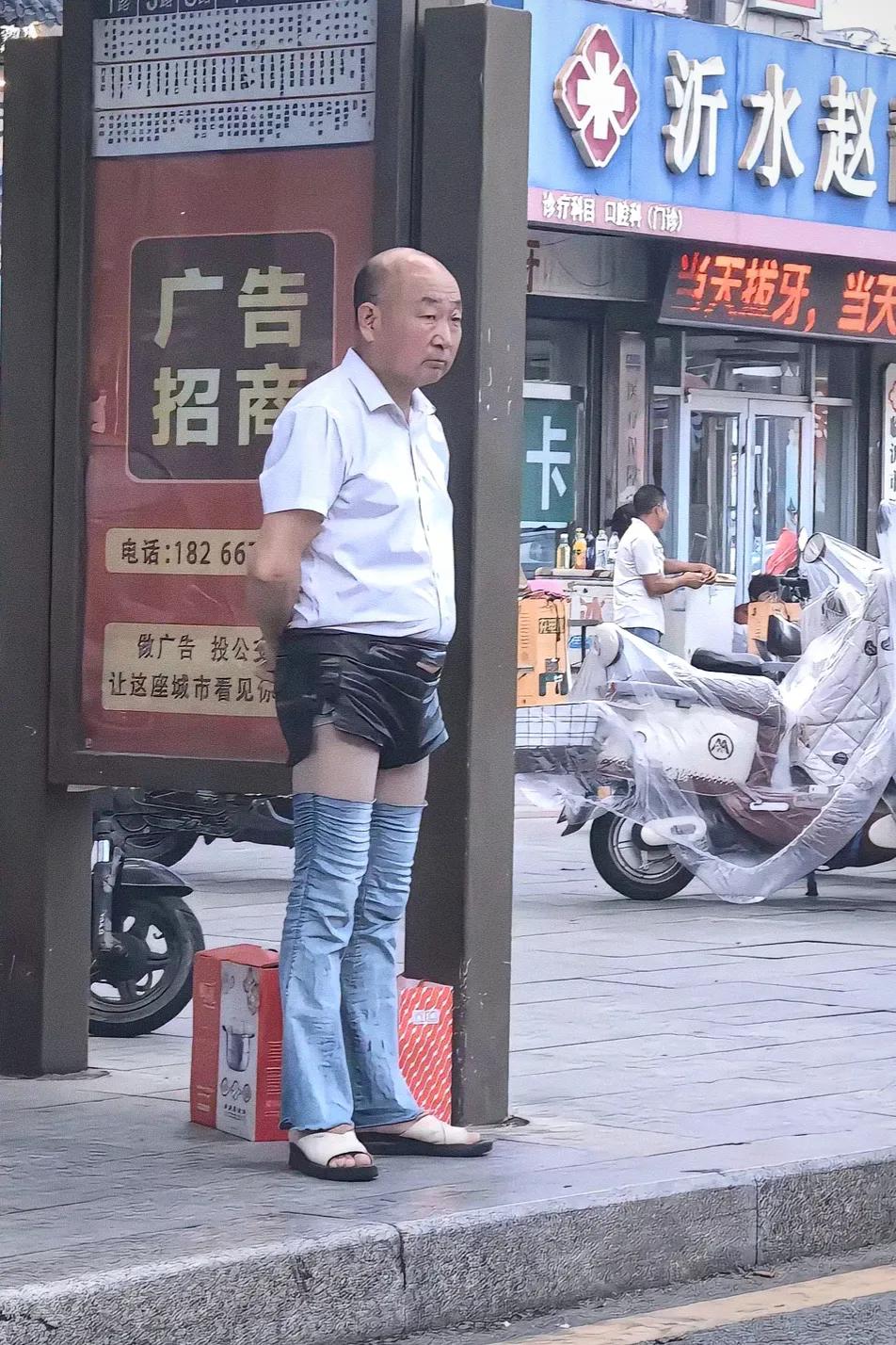 大爷的穿着很潮流啊