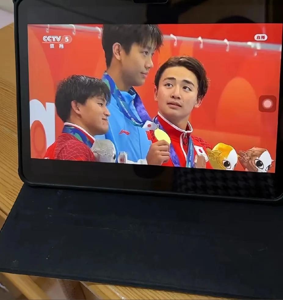 日本这选手，投来了仰望的目光，张展硕太高了，体能也太好了，速度也太快了！只能是满