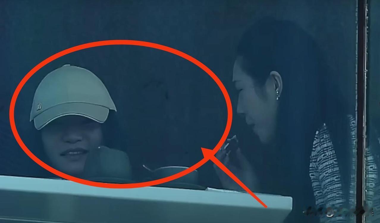 神秘澳洲人杨兰兰被人拍到正面照片，看起来挺朴素的，像是一个普通人。此前在澳
