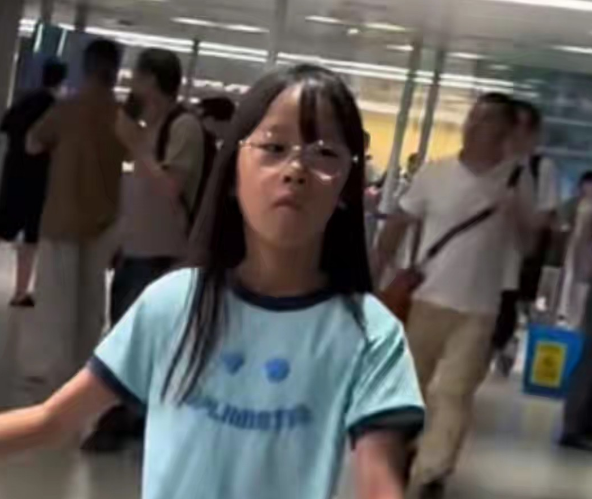 秦昊伊能静一家三口国外悠长暑期亲子游归来，9岁女儿终于正脸曝光无打码的高清图了