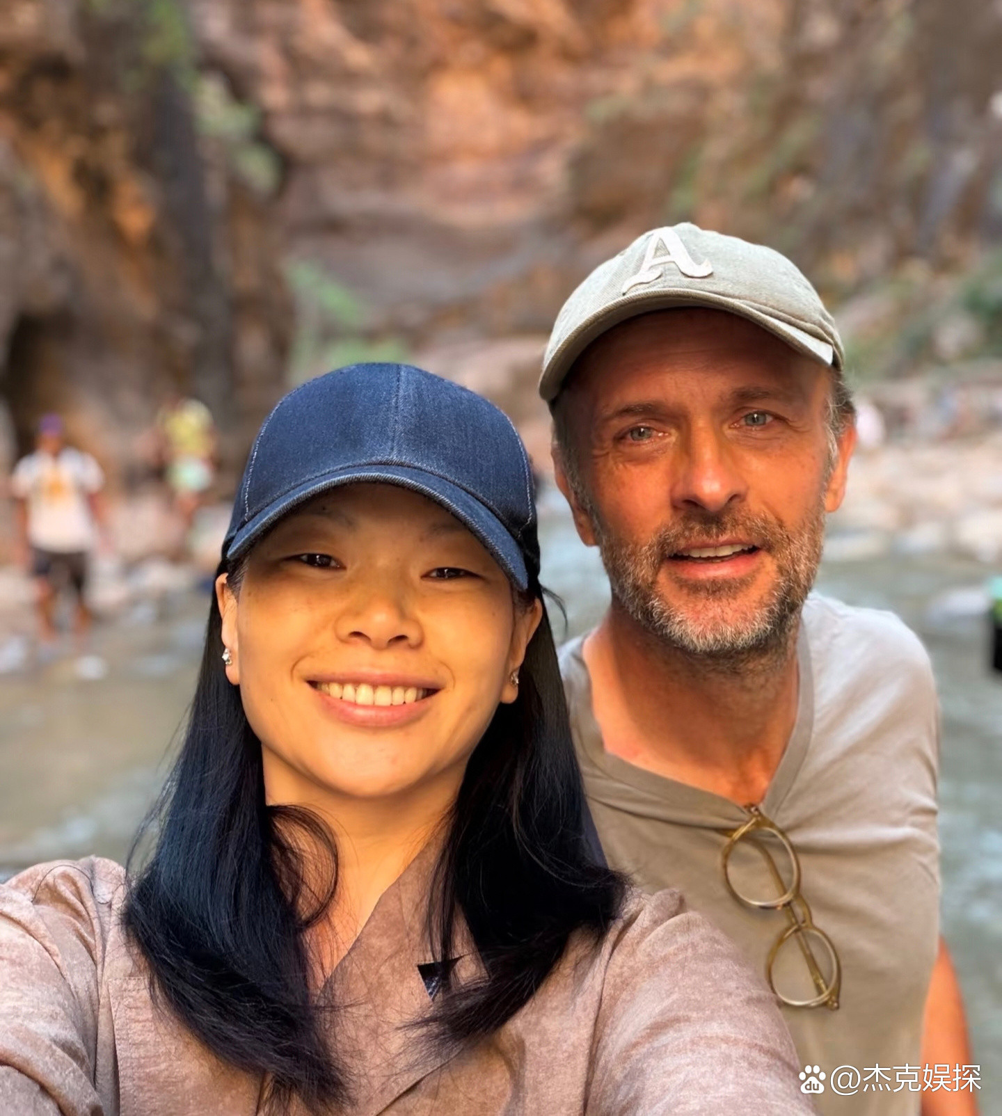 吕燕与外籍老公大峡谷徒步，丈夫蓄胡帅气十足，恩爱感拉满