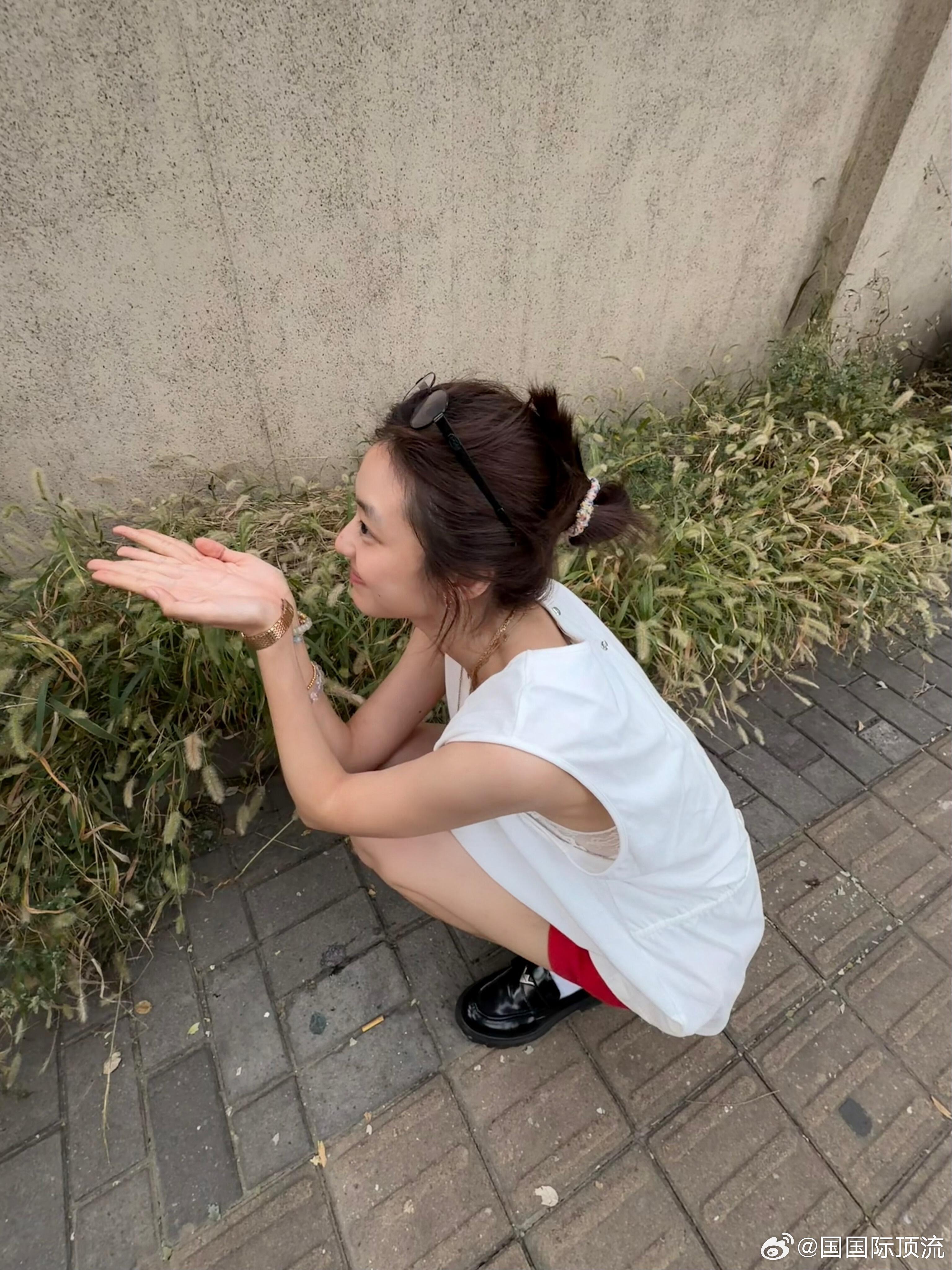 孙千真狗尾巴草谁懂啊！剧里栾念说尚之桃适合狗尾巴草，现实孙千直接置身狗尾巴草丛，