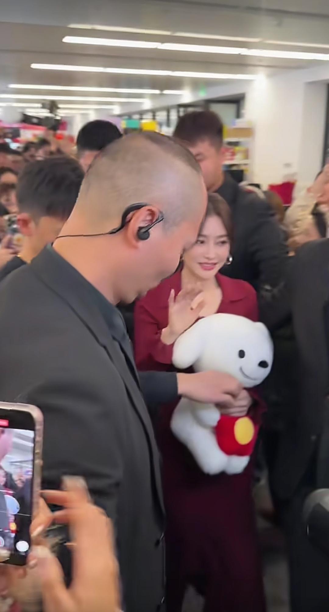 12月17日，秦岚到京东总部参加活动了，一到京东，在场的人员便无比激动，迅速围满