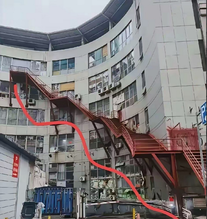 这栋楼背后的楼梯是有什么作用？