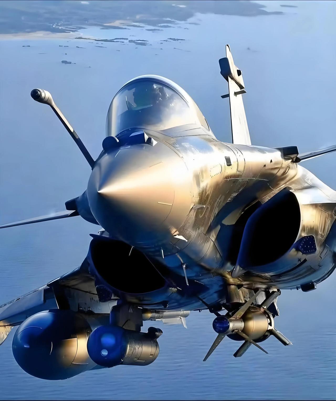 中国军工现在让外界最紧张的，不是新装备铺天盖地的生产速度，而是这些装备已经开始投