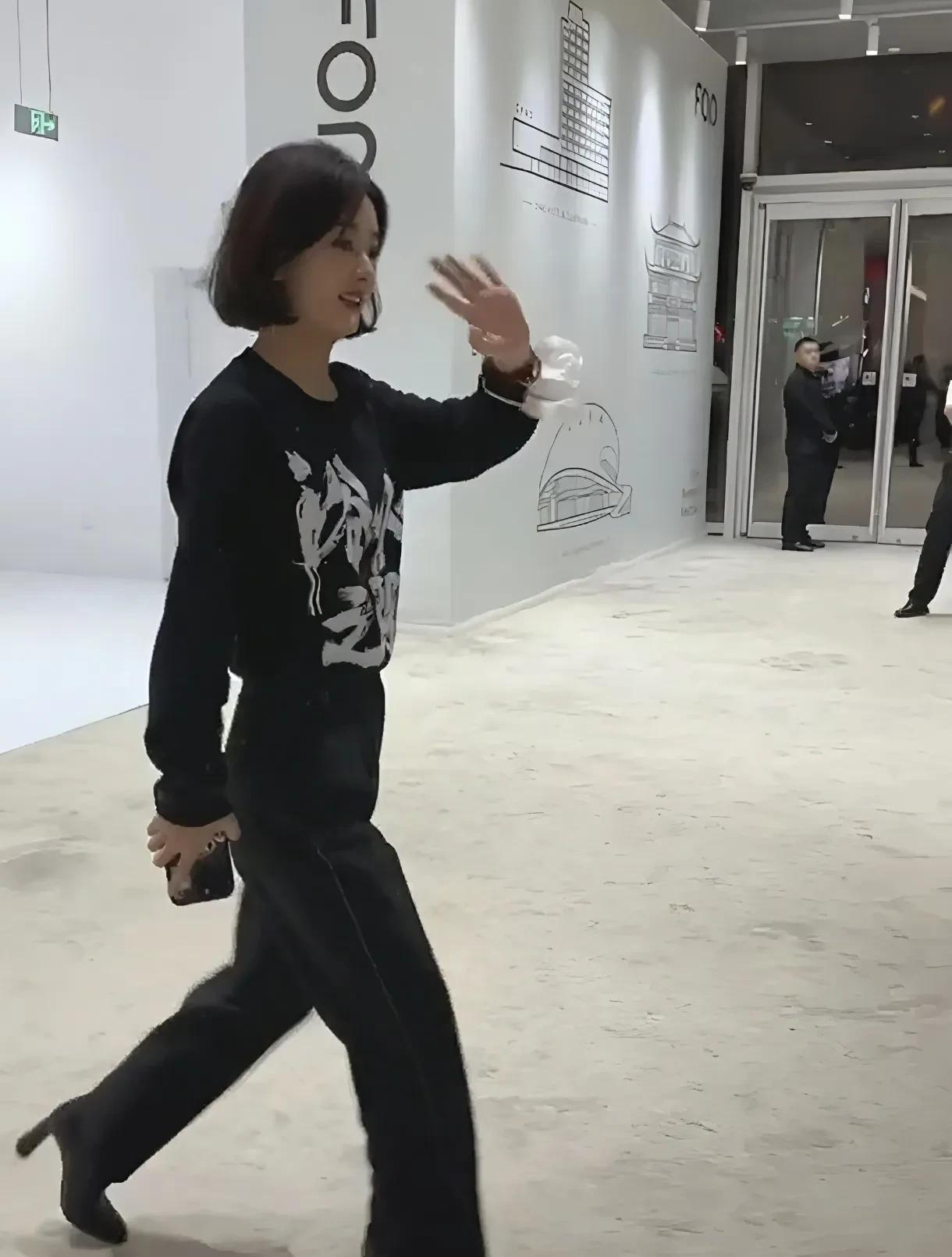 赵丽颖的身高确实是个“谜”！粉丝坚称她有165cm，但吴奇隆曾调侃她“腿短”，网