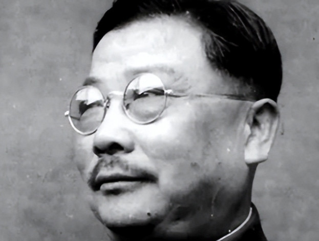 1937年，李克农外出散步，一个戴草帽的老农朝他扔了一个纸团，直到他弯腰捡起纸团