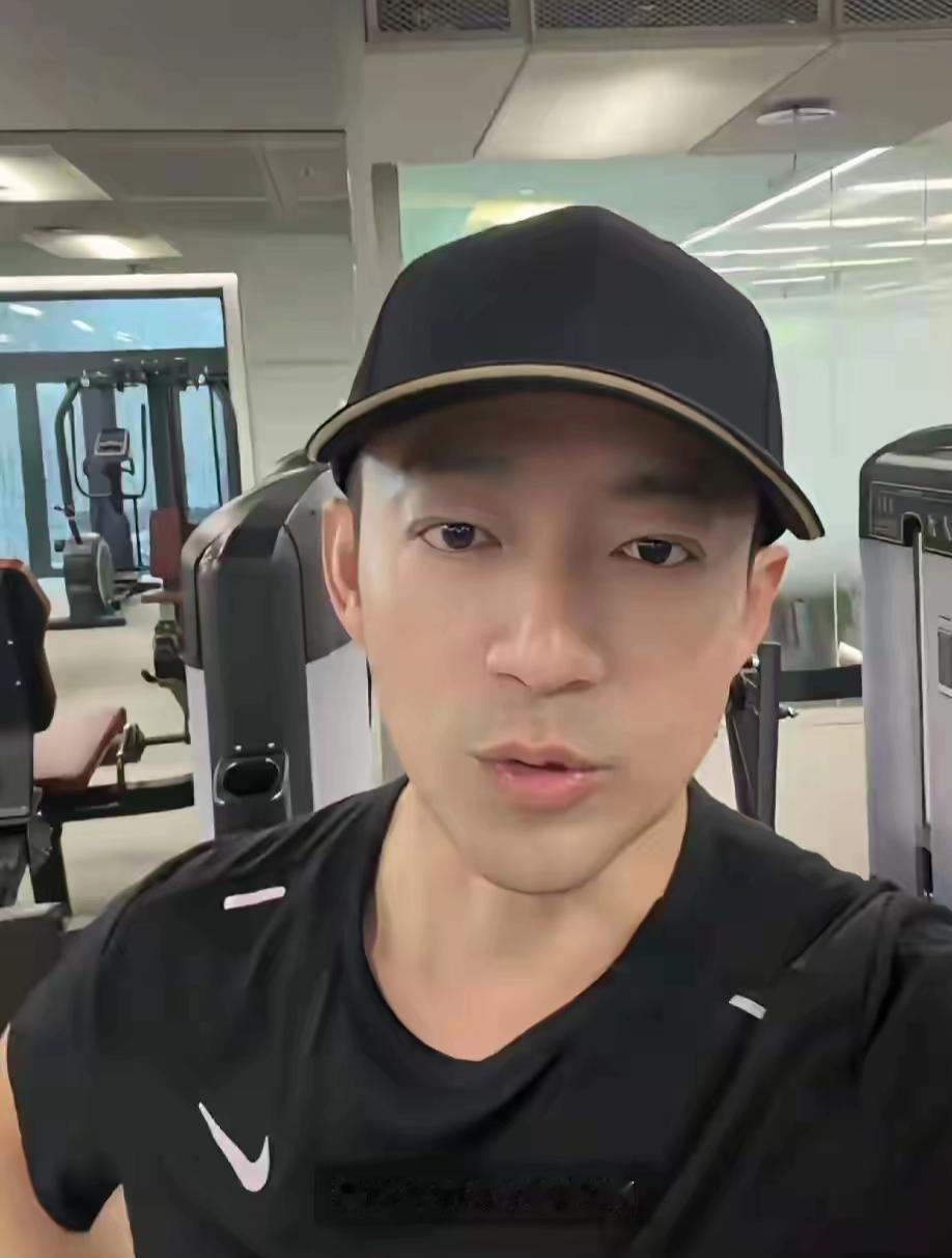 汪小菲一刻也不闲着呀，这刚忙完儿子小汪宝的百日宴，又开始忙乎自己了。网友偶遇他现