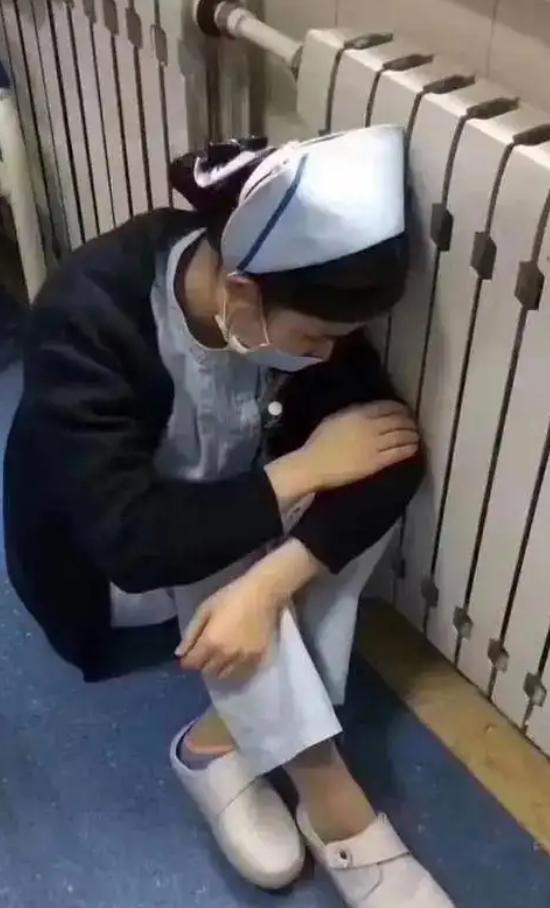 “钱我出，你必须进去！”广西玉林，一名年轻护士给3岁患儿打针时，因为孩子一直哭闹