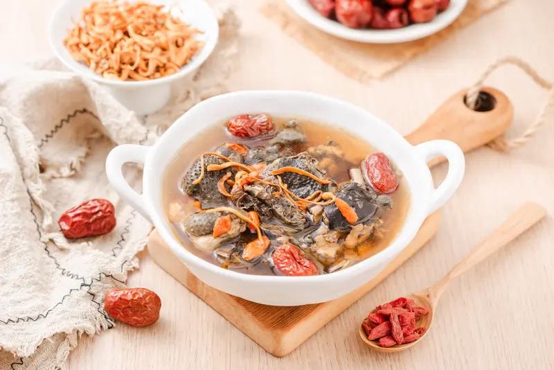 养生饮食很有讲究，得跟着季节走。春天早春要少吃黄瓜、冬瓜等寒性食物，多吃葱、姜等