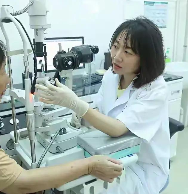 在整个事件中最不该可怜的就是眼科曾主任为什么上班还带着睡衣作为高知教授，修