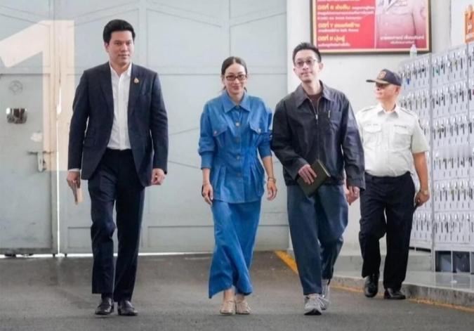 泰国政坛中的为泰党实权领袖他信，虽然在曼谷克普雷监狱服刑，但依然通过家人和盟友维