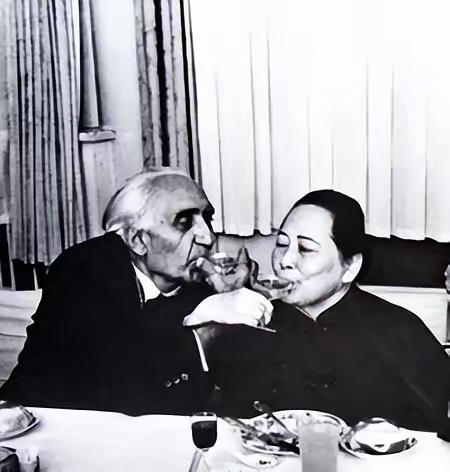 1979年，北京后海深宅，一张照片震惊无数人。86岁的宋庆龄，一生端庄自持